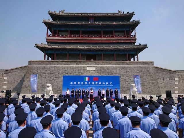 帅气！意大利警察第三次来北京联巡